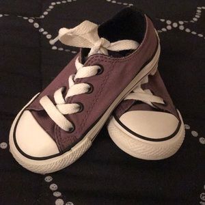✨Purple low top converse